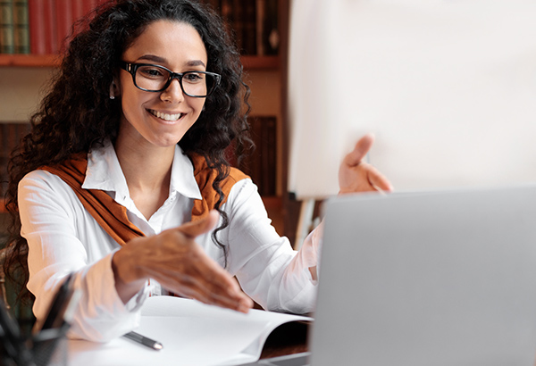 woman-instructing-with-computer-notes